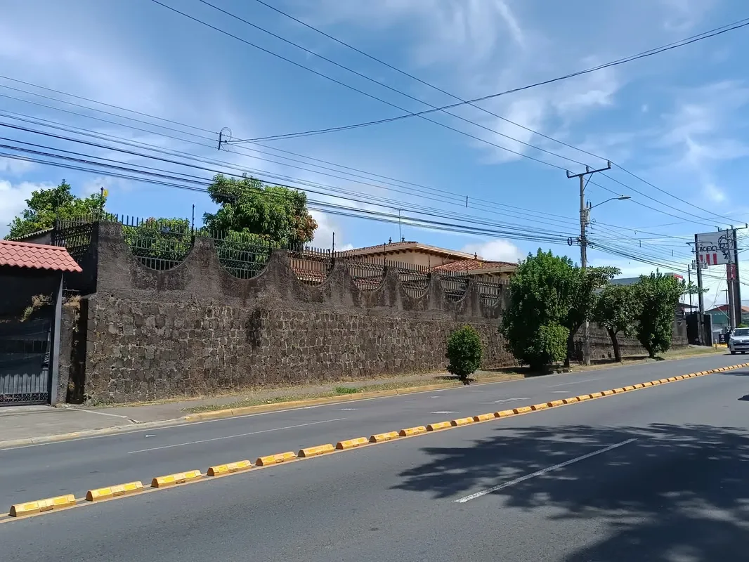 Con buen frente a calle principal Heredia-Alajuela y también calle por el costado norte.