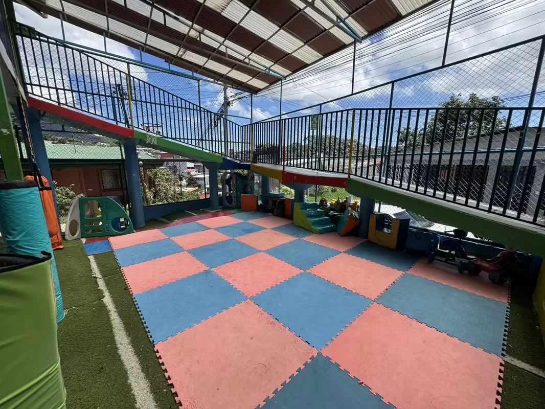 Venta de escuela y centro red de cuido ubicado en San Rafael Arriba de Desamparados. Consta de dos lotes de 253 m2 cada uno que suma 506 m2, con un área construida aproximada a los 900 ...
