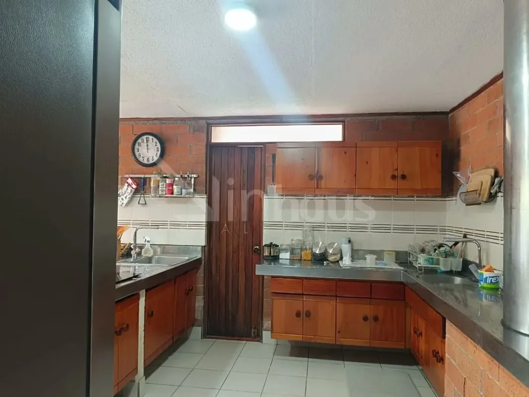 Se alquila residencia independiente ubicada en San Antonio de Escazú, concebida bajo un lenguaje arquitectónico que integra ladrillo, concreto, madera y naturaleza en un entorno de ..., photo 2