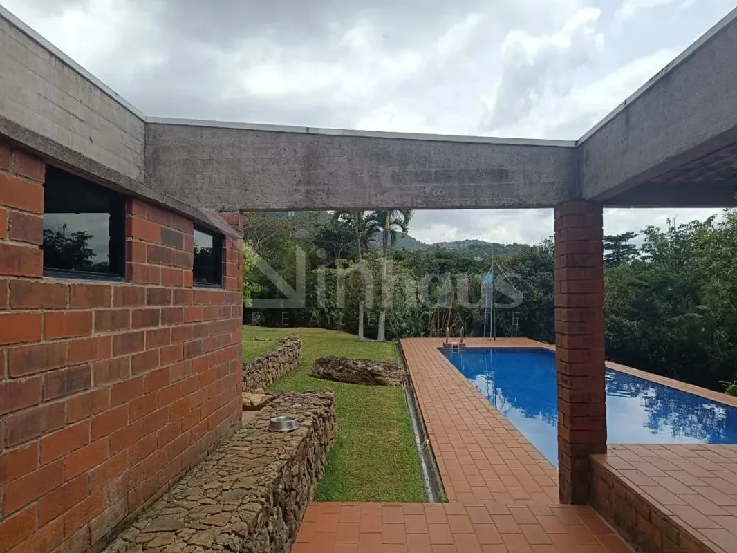 Se alquila residencia independiente ubicada en San Antonio de Escazú, concebida bajo un lenguaje arquitectónico que integra ladrillo, concreto, madera y naturaleza en un entorno de ..., photo 11