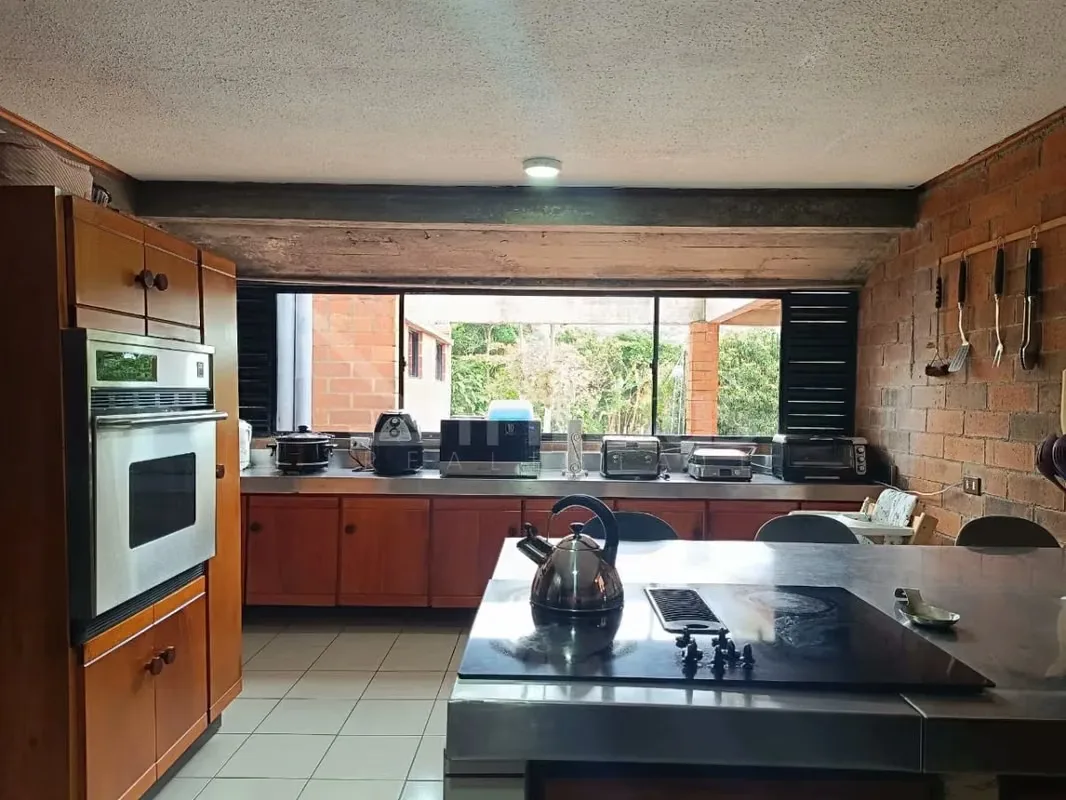 Se alquila residencia independiente ubicada en San Antonio de Escazú, concebida bajo un lenguaje arquitectónico que integra ladrillo, concreto, madera y naturaleza en un entorno de ..., photo 12