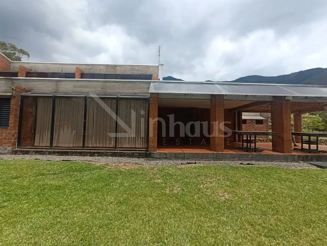 Se alquila residencia independiente ubicada en San Antonio de Escazú, concebida bajo un lenguaje arquitectónico que integra ladrillo, concreto, madera y naturaleza en un entorno de ..., photo 3