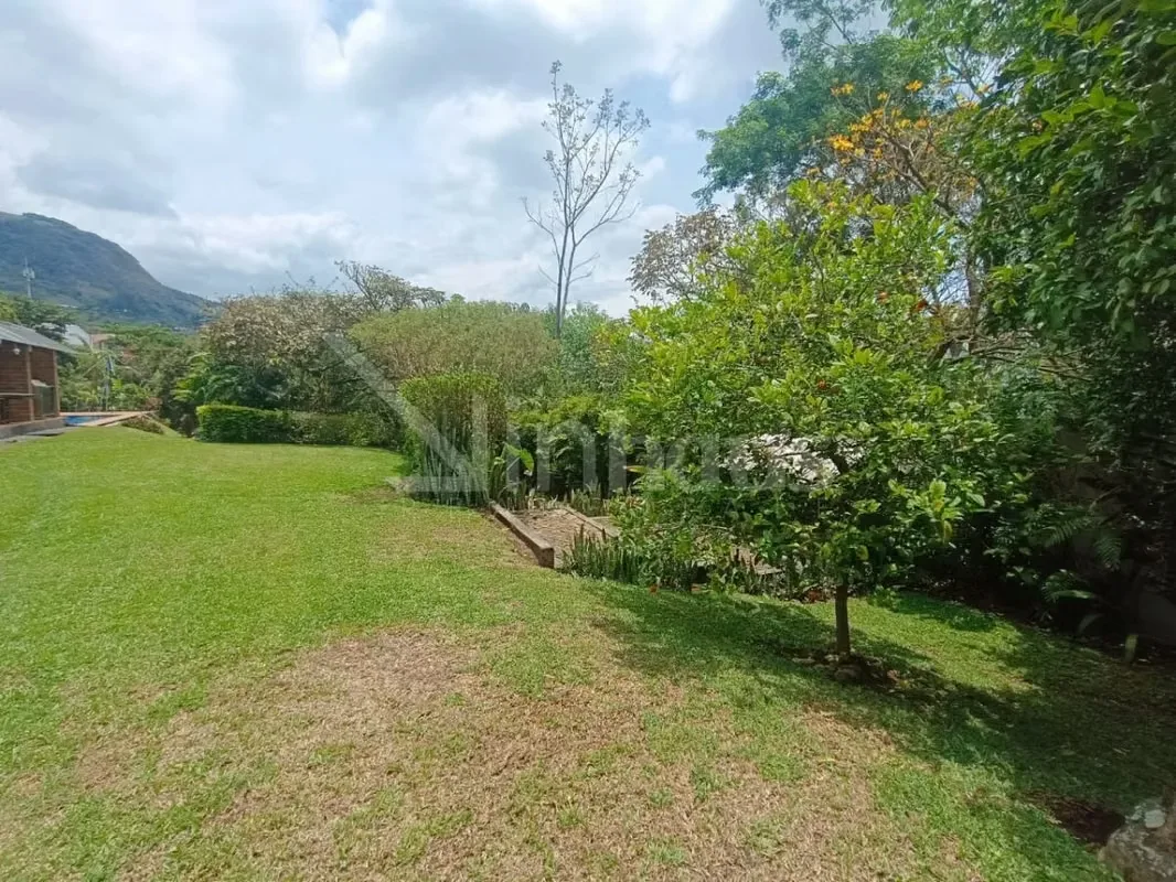 Se alquila residencia independiente ubicada en San Antonio de Escazú, concebida bajo un lenguaje arquitectónico que integra ladrillo, concreto, madera y naturaleza en un entorno de ..., photo 4