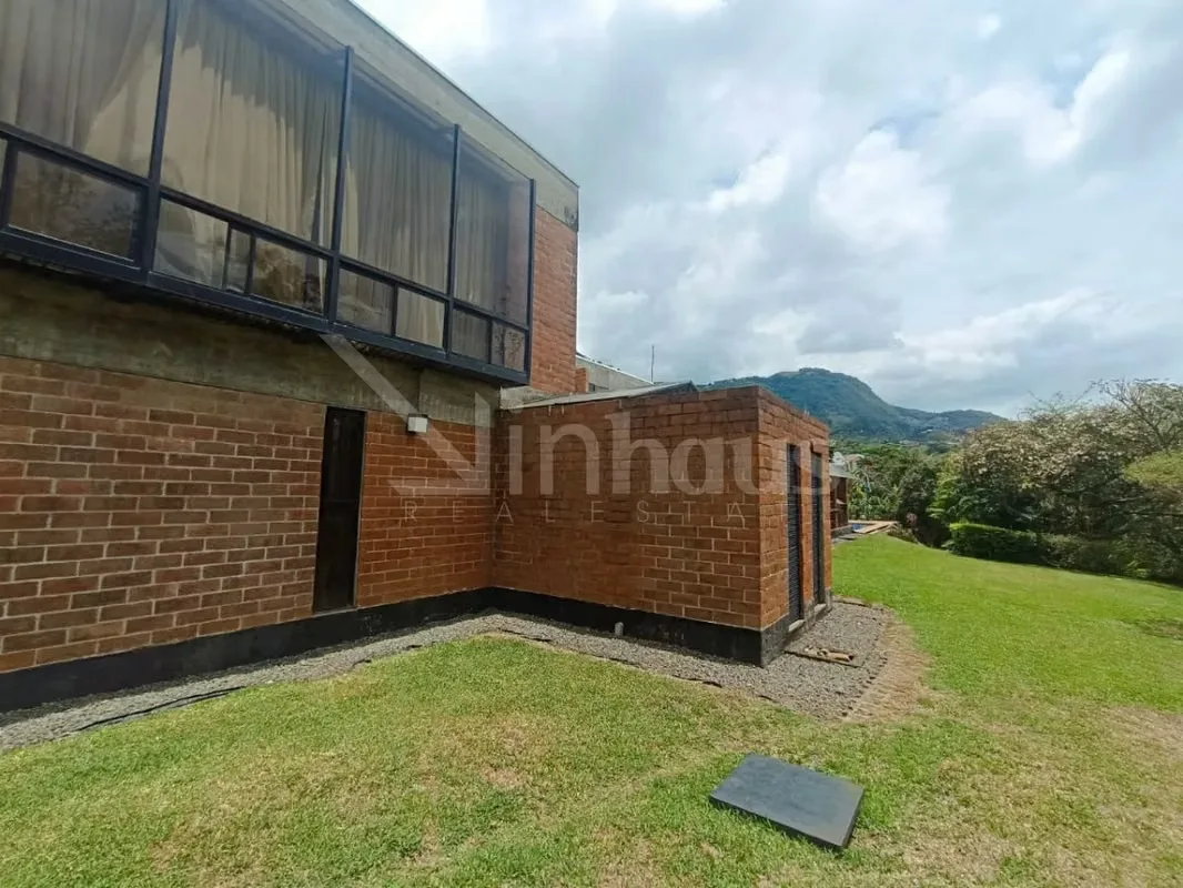 Se alquila residencia independiente ubicada en San Antonio de Escazú, concebida bajo un lenguaje arquitectónico que integra ladrillo, concreto, madera y naturaleza en un entorno de ..., photo 5