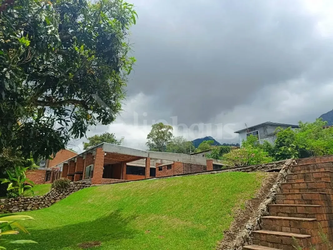 Se alquila residencia independiente ubicada en San Antonio de Escazú, concebida bajo un lenguaje arquitectónico que integra ladrillo, concreto, madera y naturaleza en un entorno de ..., photo 6