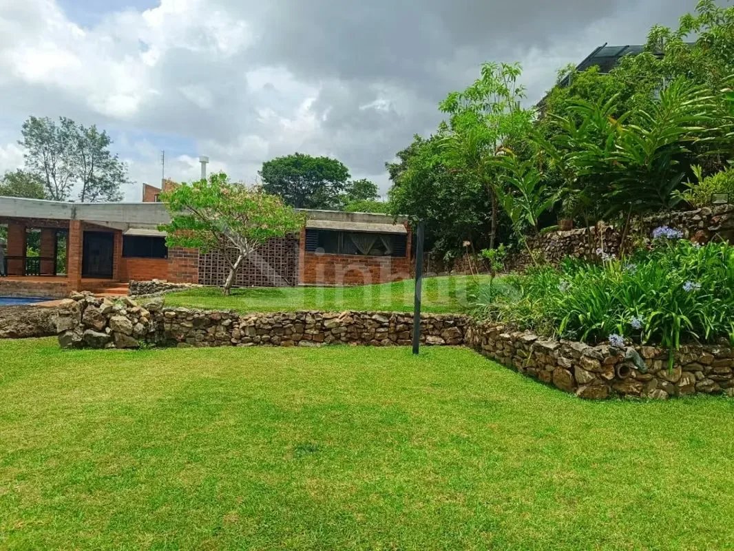 Se alquila residencia independiente ubicada en San Antonio de Escazú, concebida bajo un lenguaje arquitectónico que integra ladrillo, concreto, madera y naturaleza en un entorno de ..., photo 8