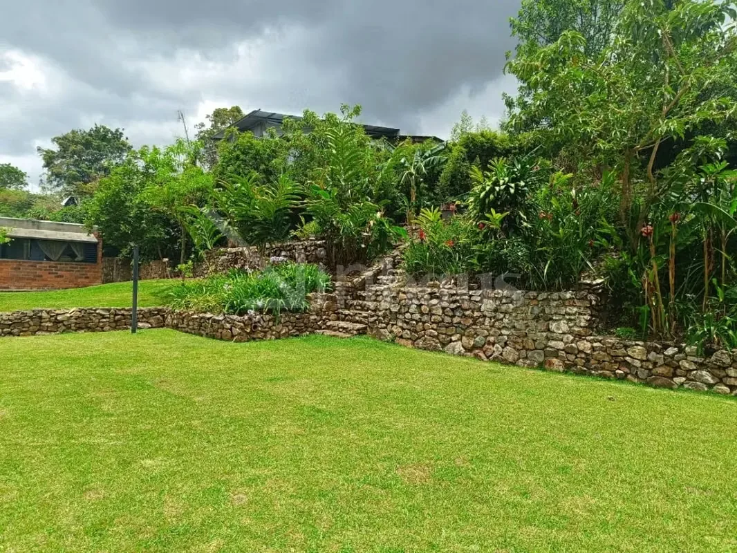 Se alquila residencia independiente ubicada en San Antonio de Escazú, concebida bajo un lenguaje arquitectónico que integra ladrillo, concreto, madera y naturaleza en un entorno de ..., photo 9