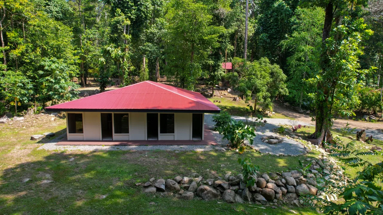 TROPICAL RIVERFRONT ESTATE IN CINCO VENTANAS – 5.65 ACRES WITH MULTIPLE HOMES, BUILD SITES & JUNGLE OASIS, photo 5