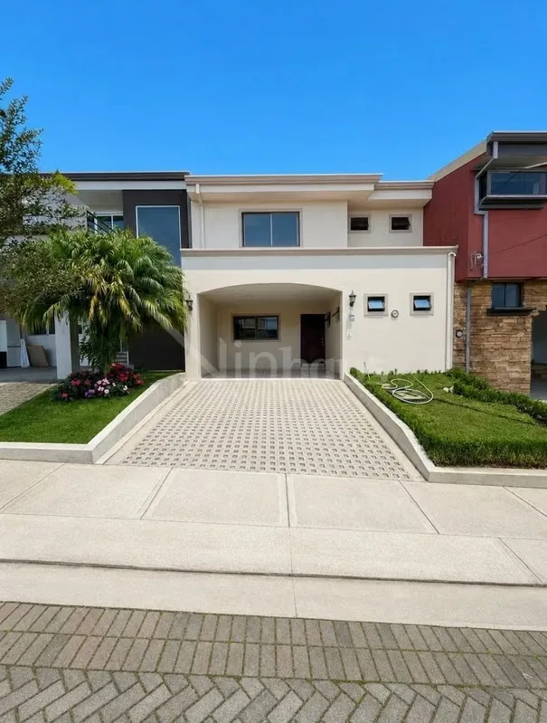 En alquiler casa en exclusivo condominio. Dispone de estacionamiento para 4 vehículos (No muy grandes), dos bajo techo. jardín frontal. Ingresando a la casa a mano derecha se ubica ...
