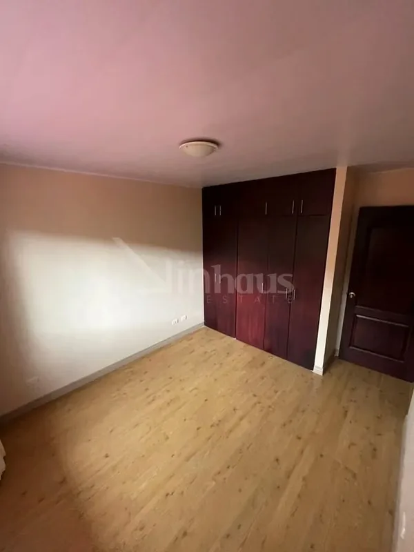 En alquiler casa en exclusivo condominio. Dispone de estacionamiento para 4 vehículos (No muy grandes), dos bajo techo. jardín frontal. Ingresando a la casa a mano derecha se ubica ..., photo 2