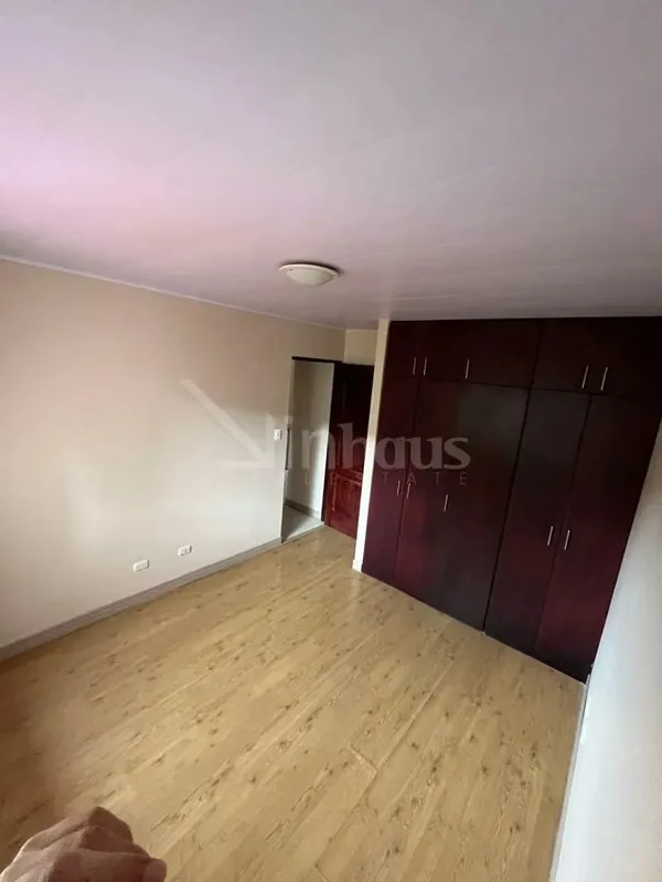 En alquiler casa en exclusivo condominio. Dispone de estacionamiento para 4 vehículos (No muy grandes), dos bajo techo. jardín frontal. Ingresando a la casa a mano derecha se ubica ..., photo 11