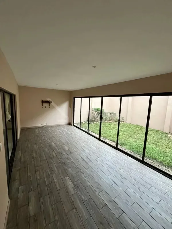 En alquiler casa en exclusivo condominio. Dispone de estacionamiento para 4 vehículos (No muy grandes), dos bajo techo. jardín frontal. Ingresando a la casa a mano derecha se ubica ..., photo 12