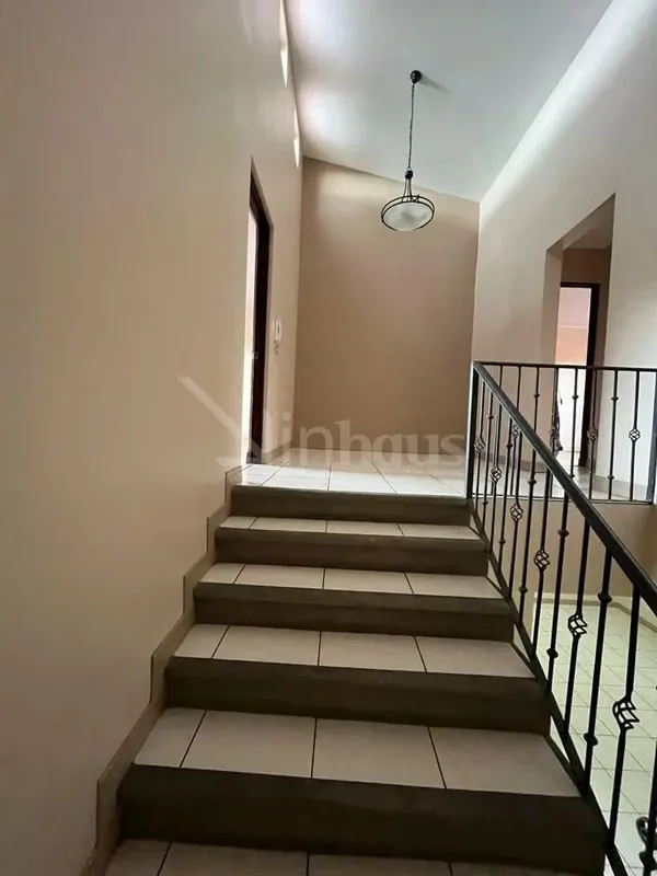 En alquiler casa en exclusivo condominio. Dispone de estacionamiento para 4 vehículos (No muy grandes), dos bajo techo. jardín frontal. Ingresando a la casa a mano derecha se ubica ..., photo 13