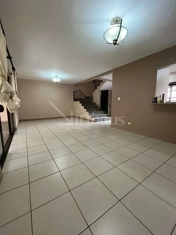 En alquiler casa en exclusivo condominio. Dispone de estacionamiento para 4 vehículos (No muy grandes), dos bajo techo. jardín frontal. Ingresando a la casa a mano derecha se ubica ..., photo 14