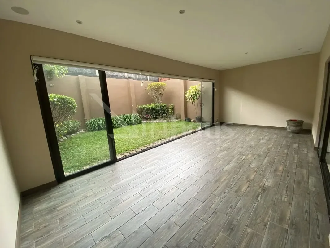 En alquiler casa en exclusivo condominio. Dispone de estacionamiento para 4 vehículos (No muy grandes), dos bajo techo. jardín frontal. Ingresando a la casa a mano derecha se ubica ..., photo 15