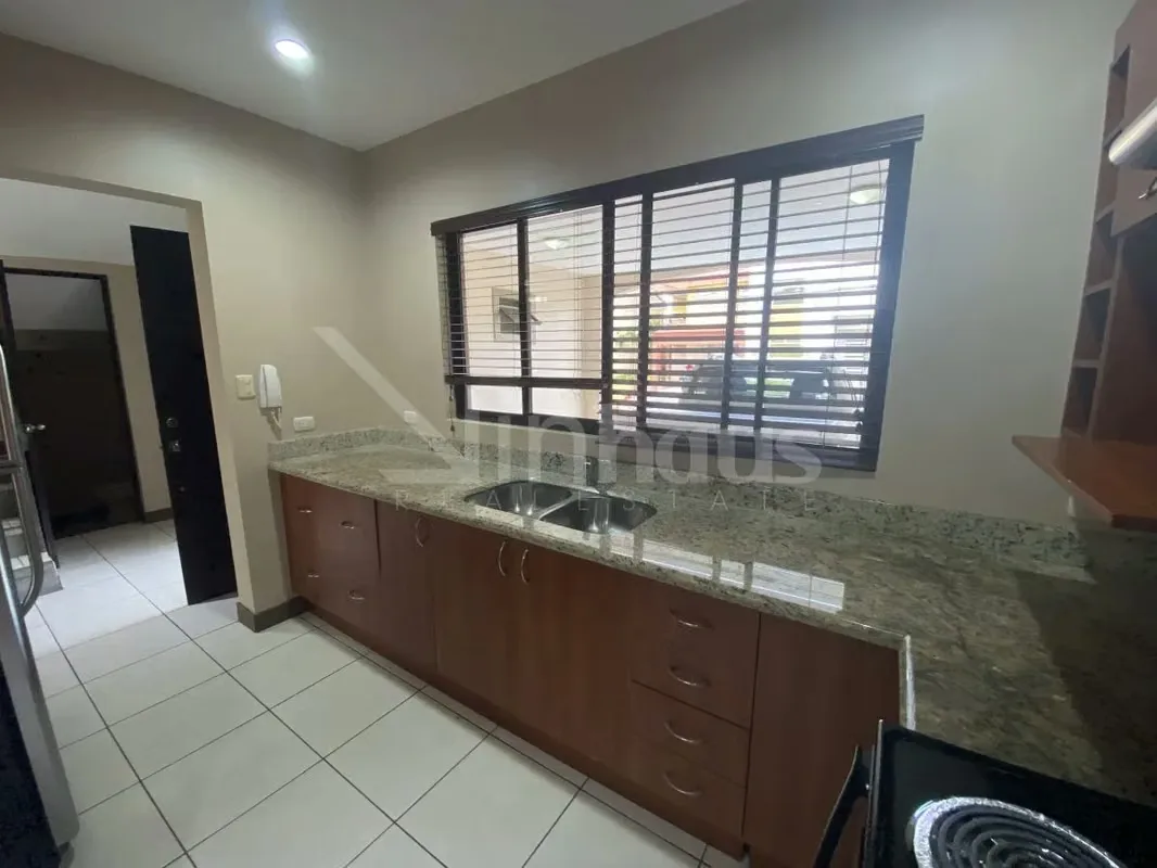 En alquiler casa en exclusivo condominio. Dispone de estacionamiento para 4 vehículos (No muy grandes), dos bajo techo. jardín frontal. Ingresando a la casa a mano derecha se ubica ..., photo 3