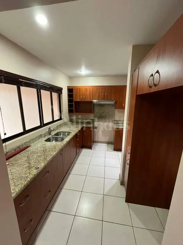 En alquiler casa en exclusivo condominio. Dispone de estacionamiento para 4 vehículos (No muy grandes), dos bajo techo. jardín frontal. Ingresando a la casa a mano derecha se ubica ..., photo 4