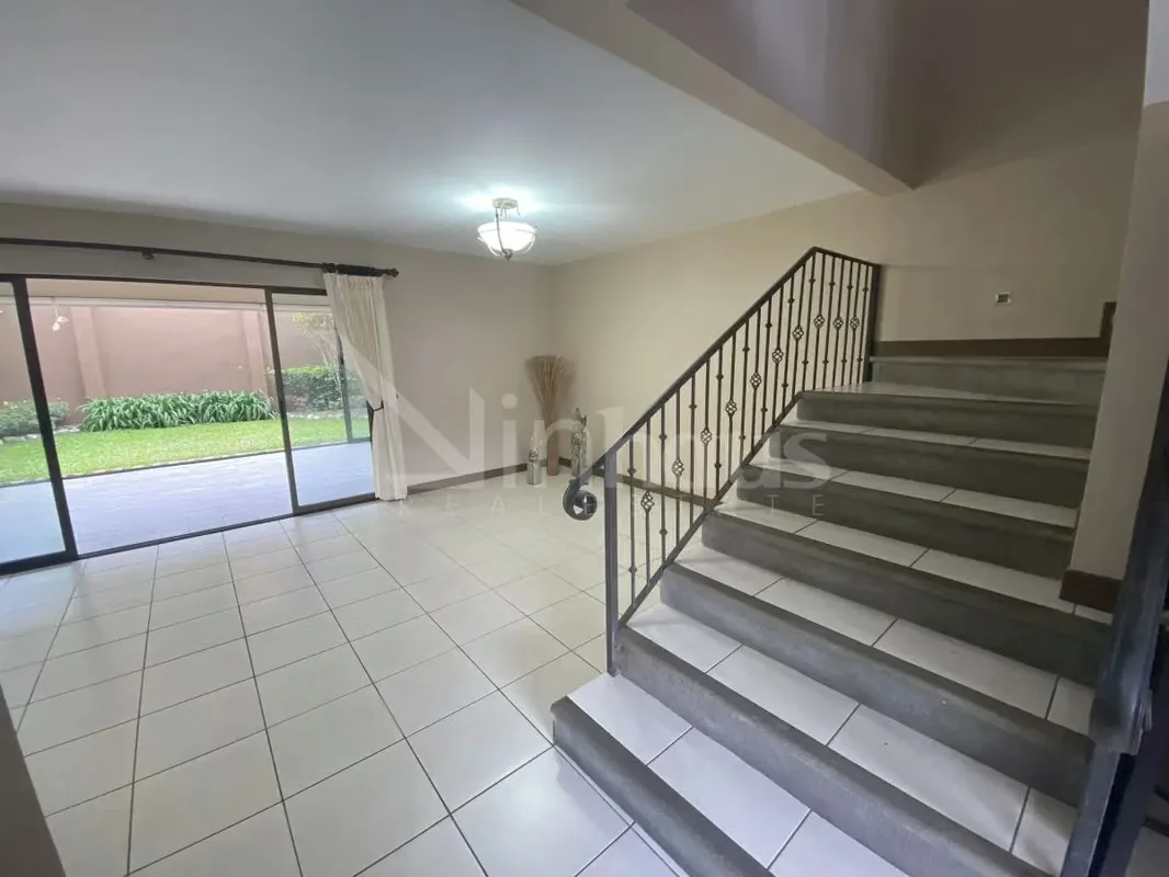 En alquiler casa en exclusivo condominio. Dispone de estacionamiento para 4 vehículos (No muy grandes), dos bajo techo. jardín frontal. Ingresando a la casa a mano derecha se ubica ..., photo 5
