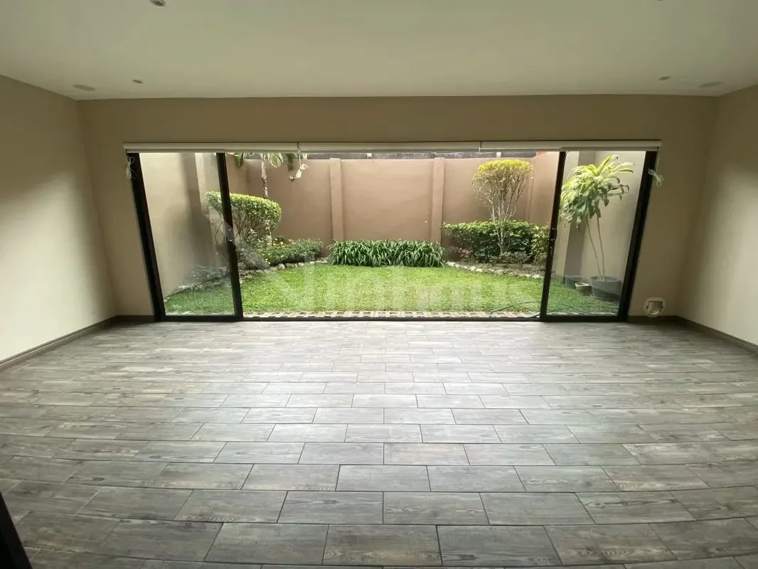 En alquiler casa en exclusivo condominio. Dispone de estacionamiento para 4 vehículos (No muy grandes), dos bajo techo. jardín frontal. Ingresando a la casa a mano derecha se ubica ..., photo 6
