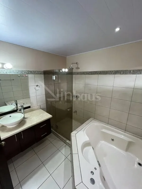 En alquiler casa en exclusivo condominio. Dispone de estacionamiento para 4 vehículos (No muy grandes), dos bajo techo. jardín frontal. Ingresando a la casa a mano derecha se ubica ..., photo 7