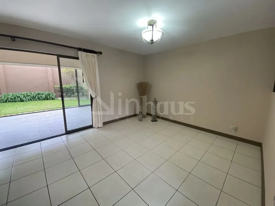 En alquiler casa en exclusivo condominio. Dispone de estacionamiento para 4 vehículos (No muy grandes), dos bajo techo. jardín frontal. Ingresando a la casa a mano derecha se ubica ..., photo 8