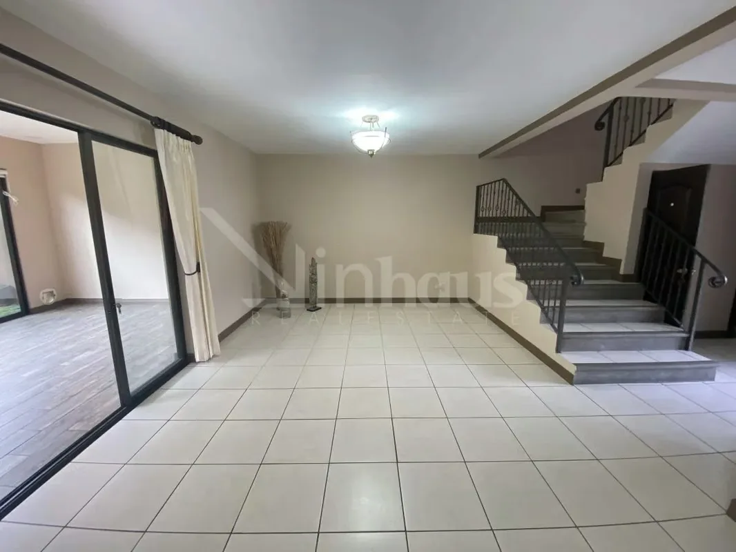 En alquiler casa en exclusivo condominio. Dispone de estacionamiento para 4 vehículos (No muy grandes), dos bajo techo. jardín frontal. Ingresando a la casa a mano derecha se ubica ..., photo 9