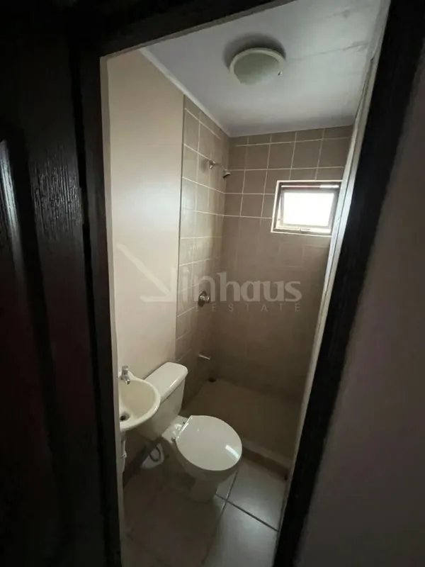 En alquiler casa en exclusivo condominio. Dispone de estacionamiento para 4 vehículos (No muy grandes), dos bajo techo. jardín frontal. Ingresando a la casa a mano derecha se ubica ..., photo 10