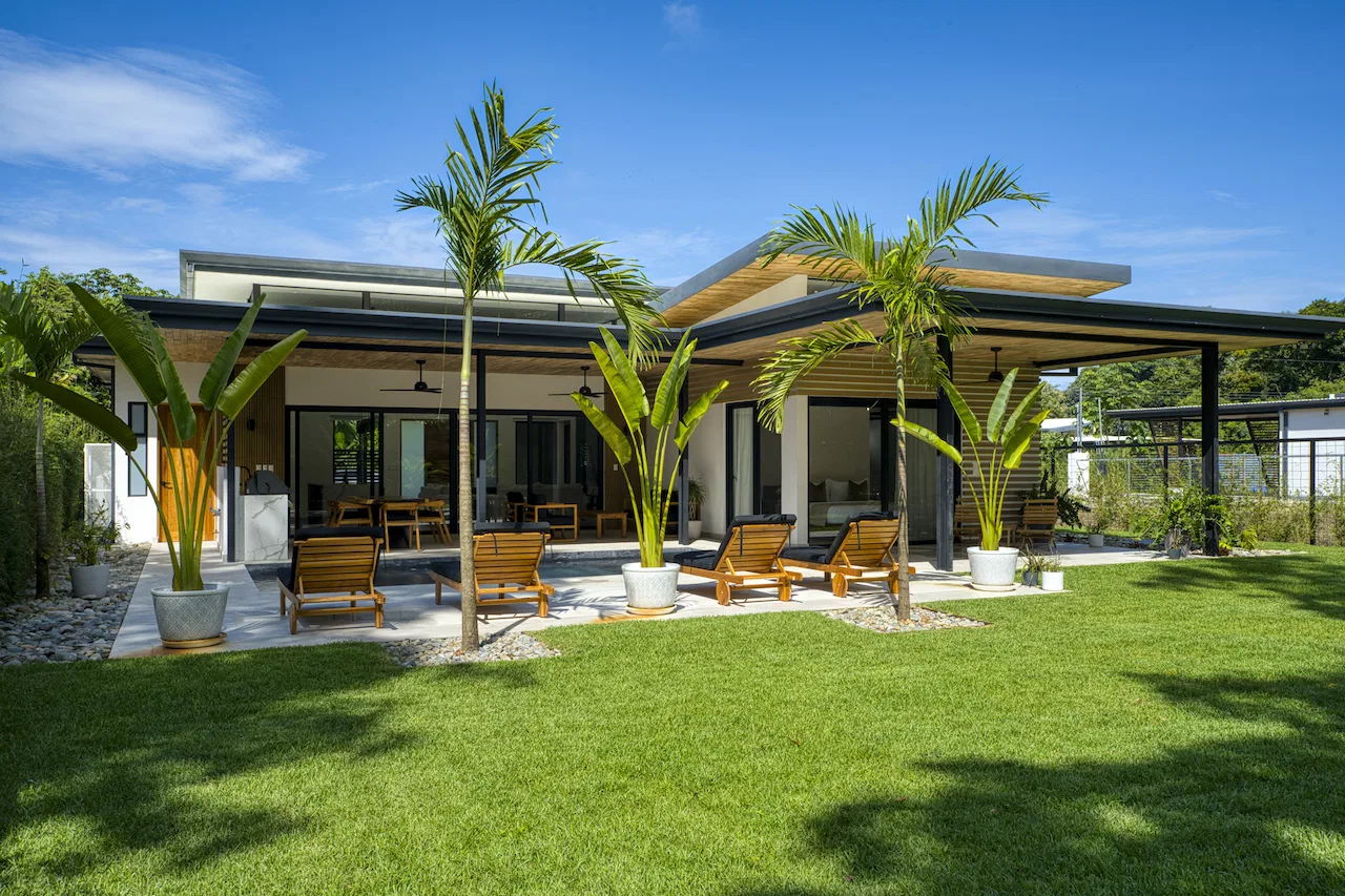 3 BEDROOM HOME + EXTRA LOT IN CENTRAL UVITA