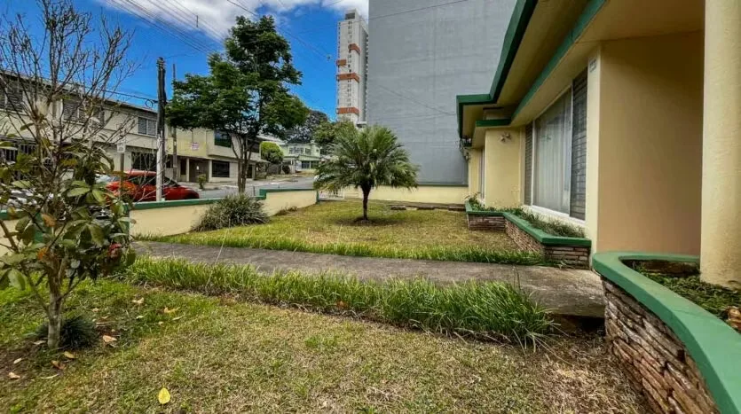 Home for Sale with Mixed-Use Zoning and Large Lot, photo 2