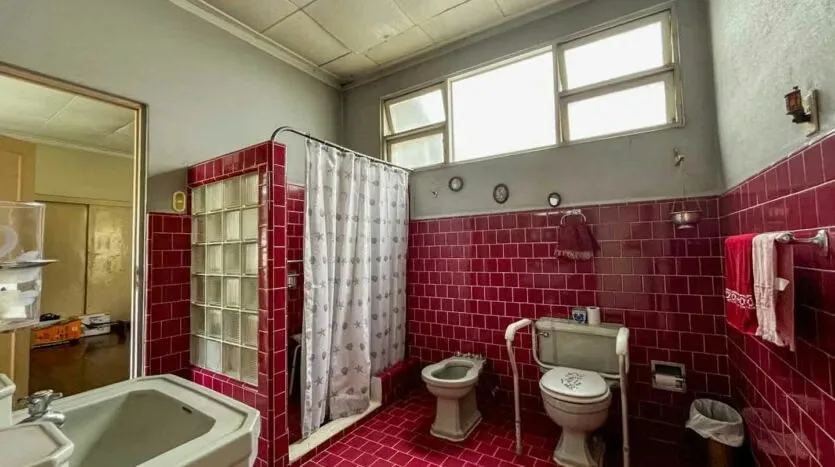 Home for Sale with Mixed-Use Zoning and Large Lot, photo 8