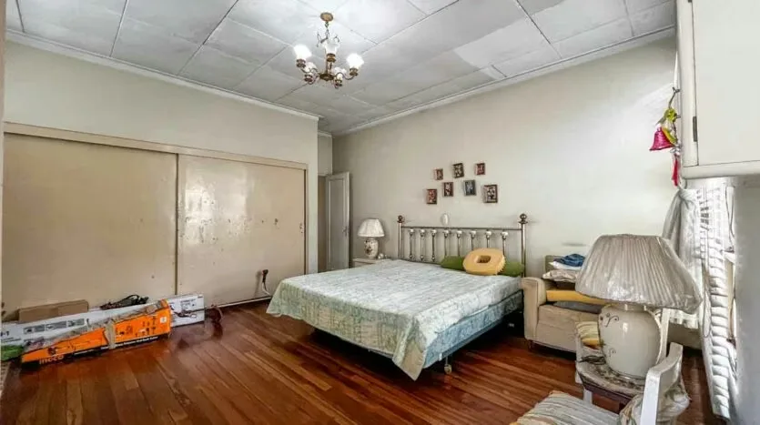 Home for Sale with Mixed-Use Zoning and Large Lot, photo 9