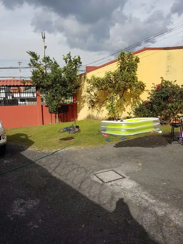 Apartment in Desamparados, 250 mts west of Rancho Garibaldi, in front of the Cucubres Carnes Center. Brown wall, big black gate. It's from a plant. 2 bedrooms, 1 bathroom.