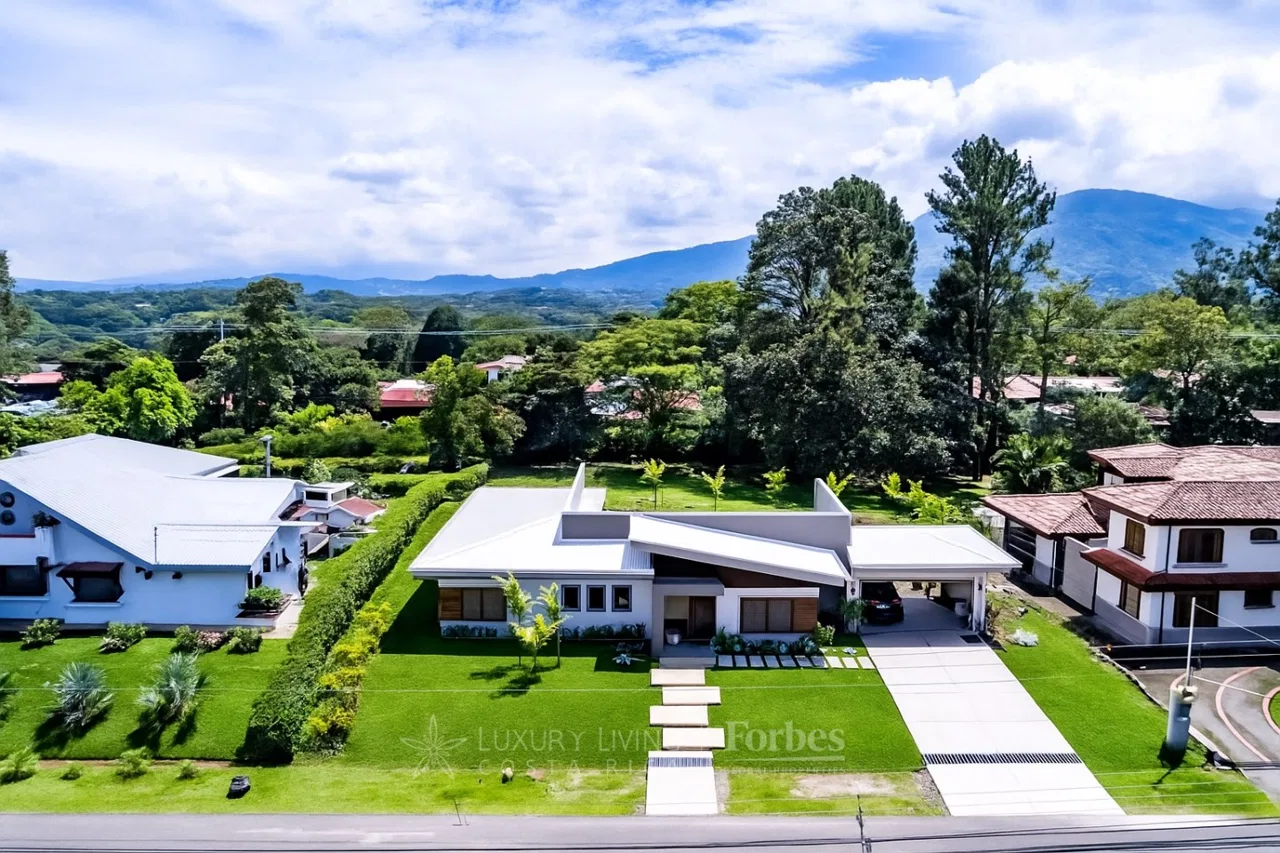 Modern Home in Hacienda Los Reyes