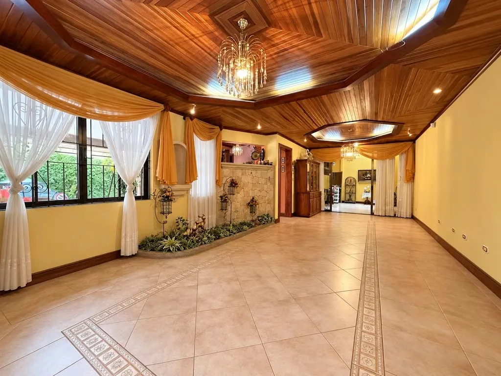 Código: 149590 Elegante casa estilo Colonial-Tradicional en condominio seguro en la zona de San Vicente de Moravia, cerca del Colegio de Farmacéuticos.