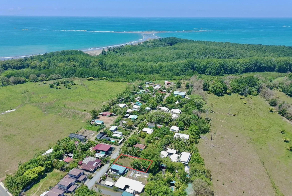 MAGICAL CORNER LOT IN UVITA w/ 8-MINUTE WALK TO NATIONAL PARK BEACH, photo 2