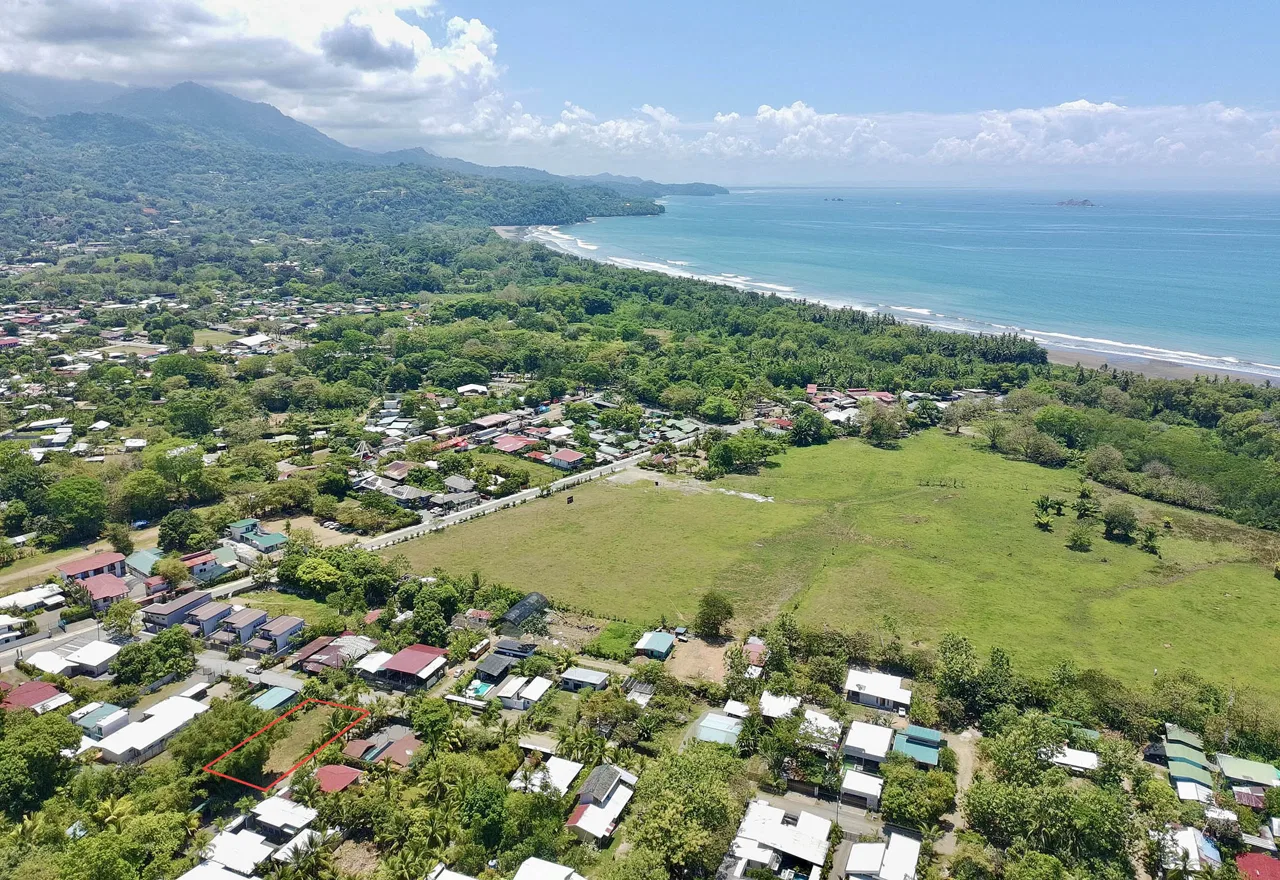 MAGICAL CORNER LOT IN UVITA w/ 8-MINUTE WALK TO NATIONAL PARK BEACH, photo 3