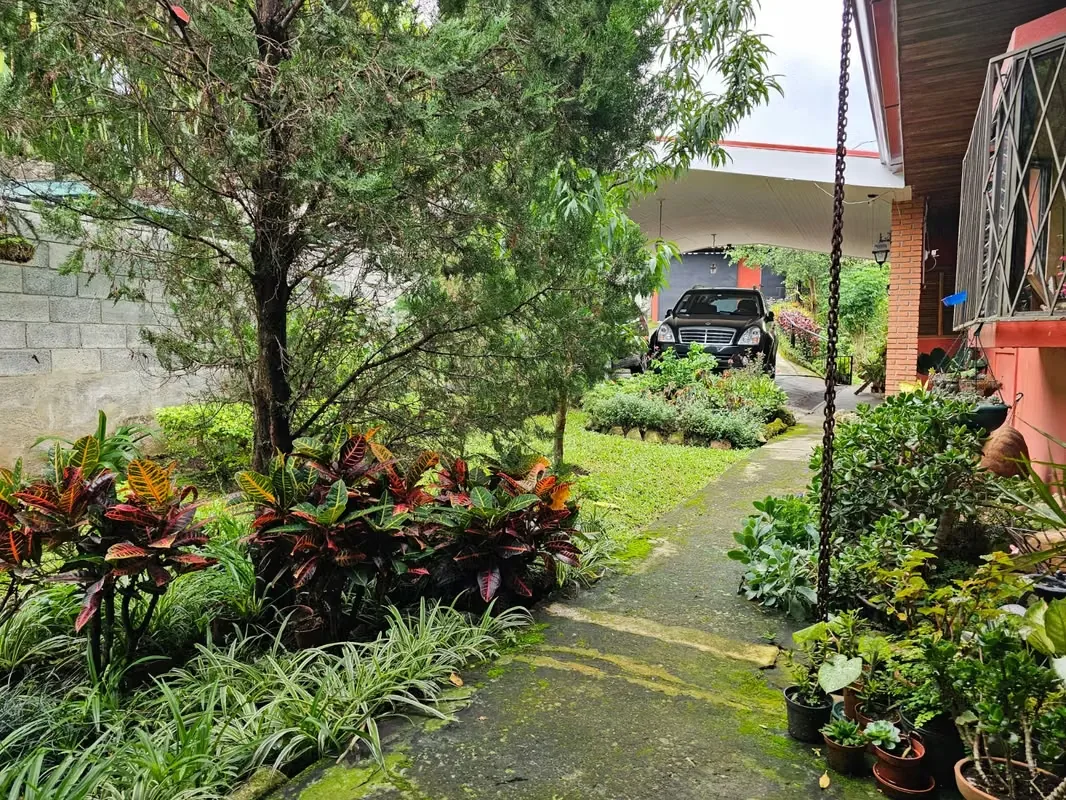 MA Asesorías vende Propiedad en Guayabos de Curridabat con casa de una planta, Rancho BBQ, Apartamento independiente y Mirador con linda vista a la ciudad y las montañas. Localizada ...