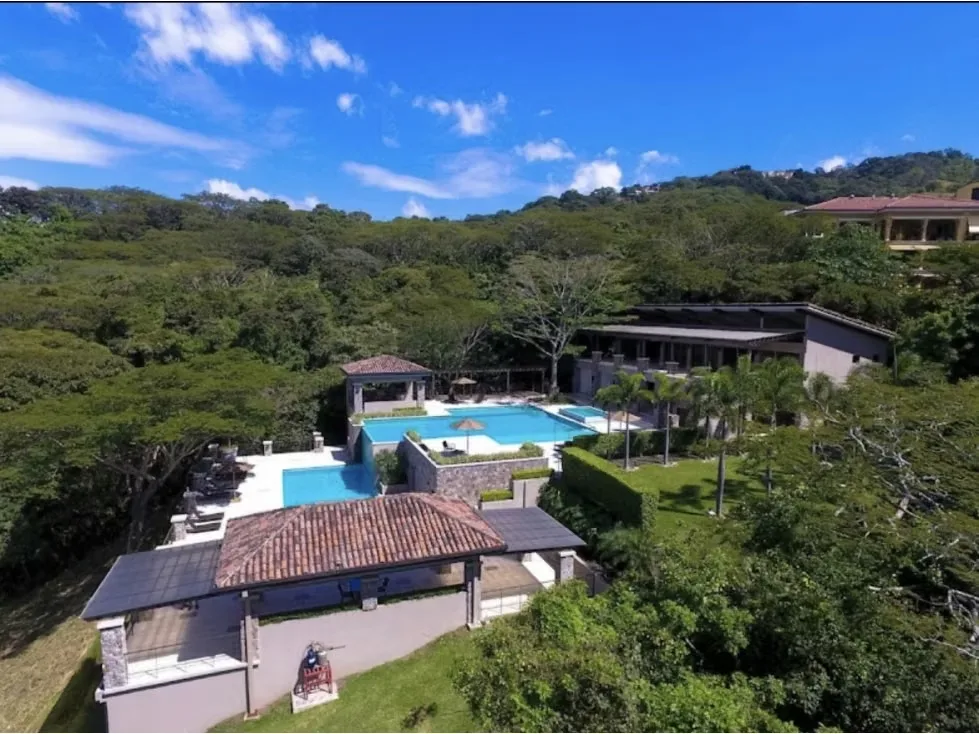 Apartamento contemporáneo de 216 m², ubicado en Lomas del Valle, Pozos de Santa Ana. Su ubicación esquinera, los amplios ventanales y un balcón de 41 m² con vista panorámica hacia ..., photo 2