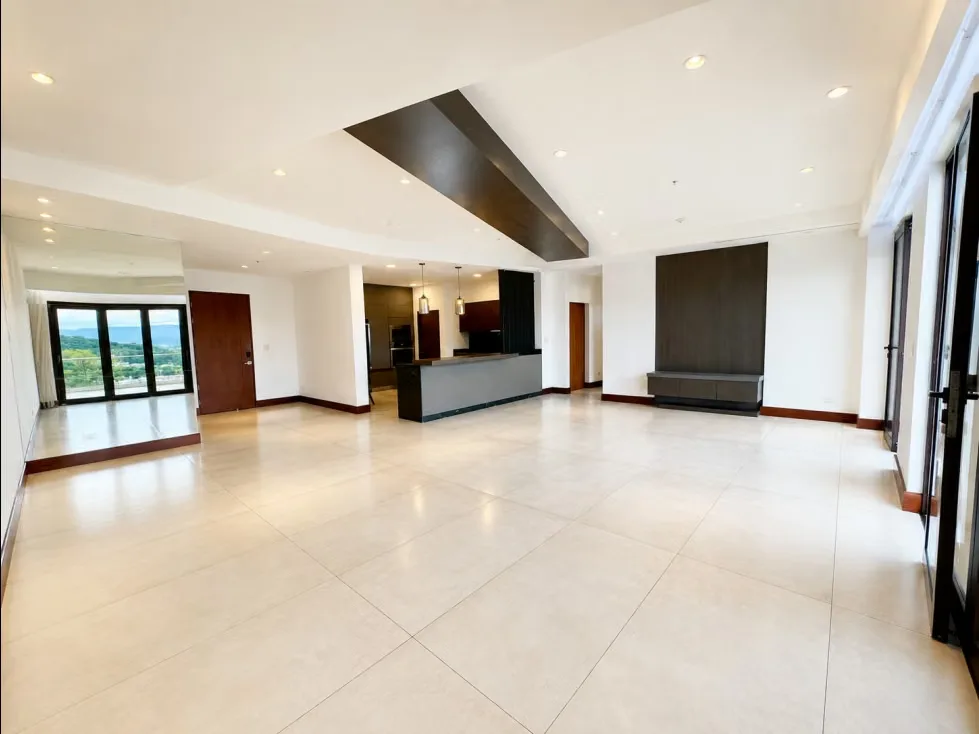 Apartamento contemporáneo de 216 m², ubicado en Lomas del Valle, Pozos de Santa Ana. Su ubicación esquinera, los amplios ventanales y un balcón de 41 m² con vista panorámica hacia ..., photo 3