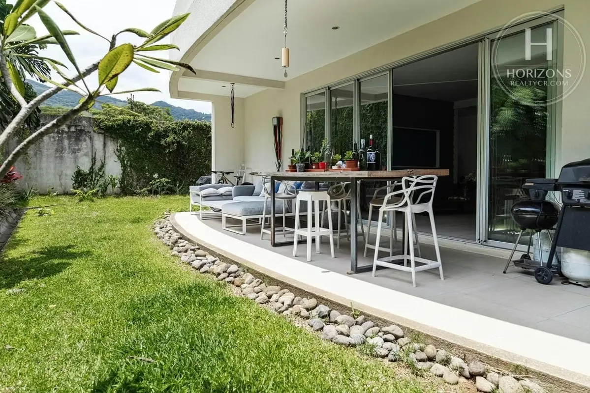 Apartamento en primera planta – 240 m² – 2 habitaciones + cuarto de servicio – 3 baños – 2 parqueos bajo techo – Jardín privado de ...