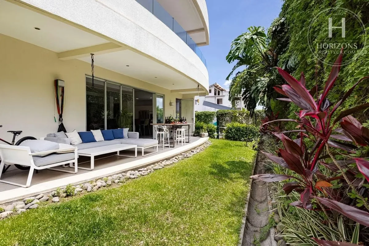 Apartamento en primera planta – 240 m² – 2 habitaciones + cuarto de servicio – 3 baños – 2 parqueos bajo techo – Jardín privado de ..., photo 2