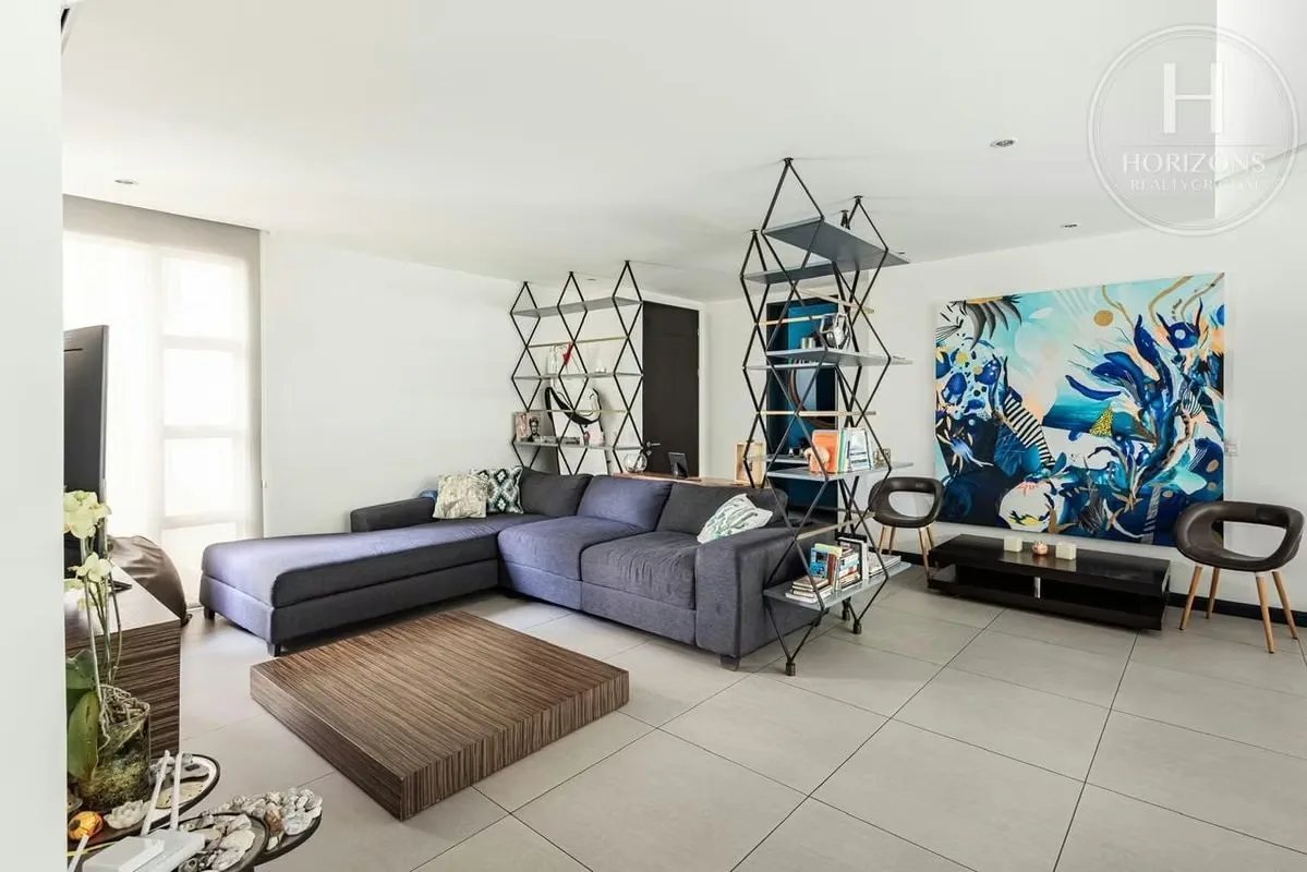 Apartamento en primera planta – 240 m² – 2 habitaciones + cuarto de servicio – 3 baños – 2 parqueos bajo techo – Jardín privado de ..., photo 3