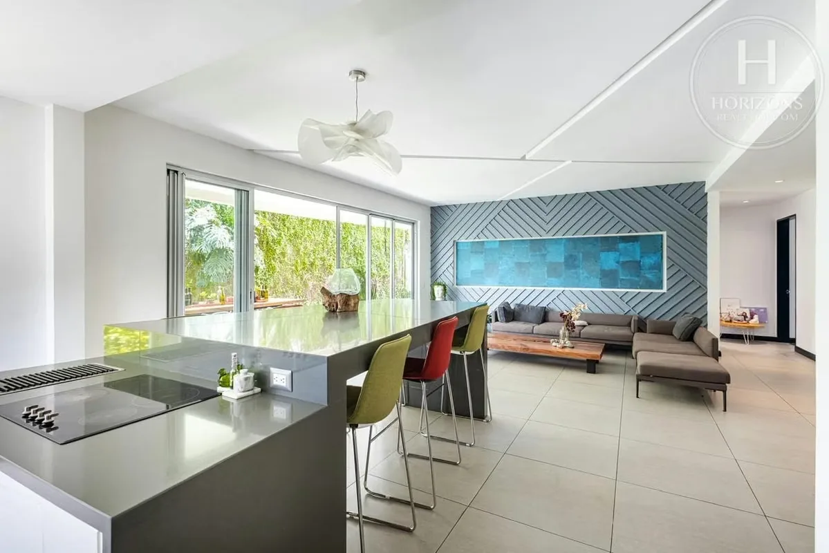 Apartamento en primera planta – 240 m² – 2 habitaciones + cuarto de servicio – 3 baños – 2 parqueos bajo techo – Jardín privado de ..., photo 4