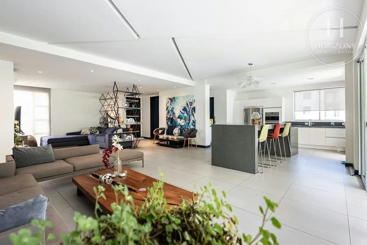 Apartamento en primera planta – 240 m² – 2 habitaciones + cuarto de servicio – 3 baños – 2 parqueos bajo techo – Jardín privado de ..., photo 5