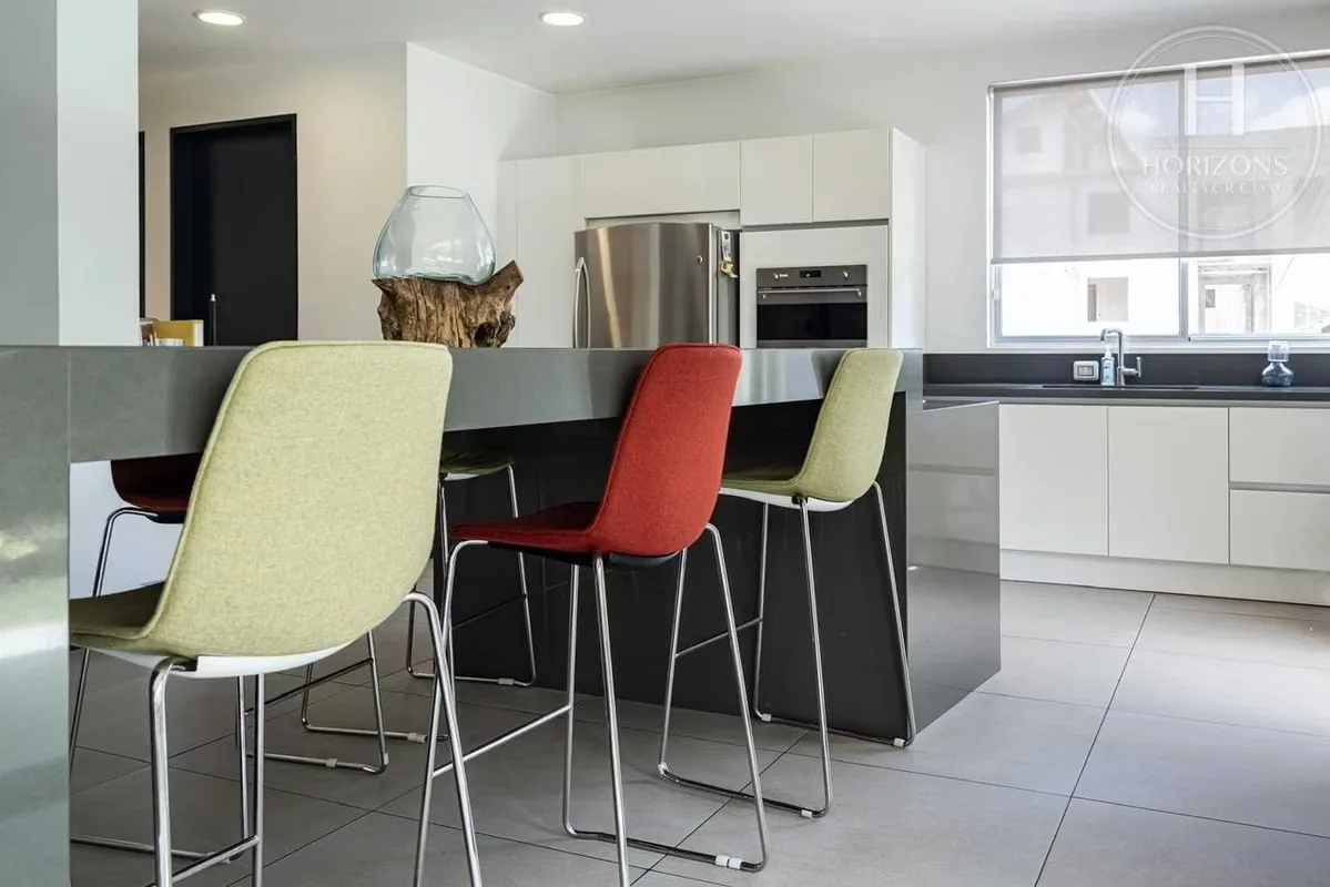Apartamento en primera planta – 240 m² – 2 habitaciones + cuarto de servicio – 3 baños – 2 parqueos bajo techo – Jardín privado de ..., photo 6