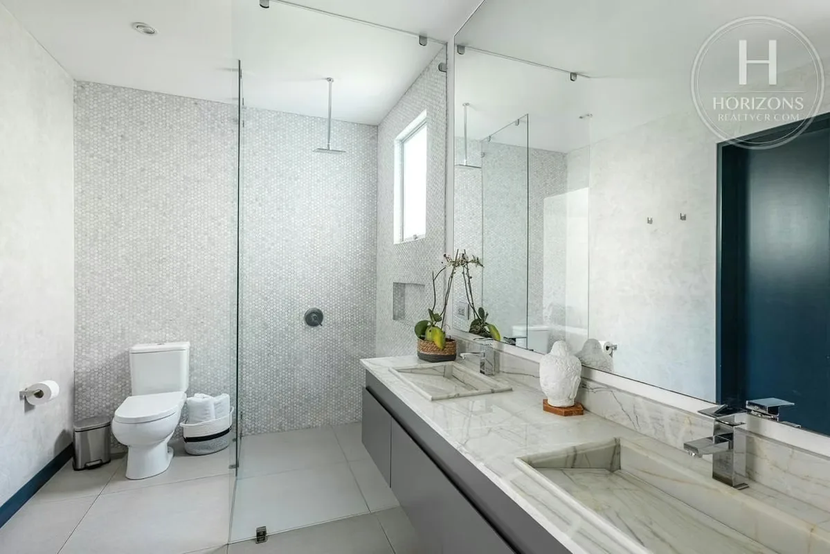 Apartamento en primera planta – 240 m² – 2 habitaciones + cuarto de servicio – 3 baños – 2 parqueos bajo techo – Jardín privado de ..., photo 8