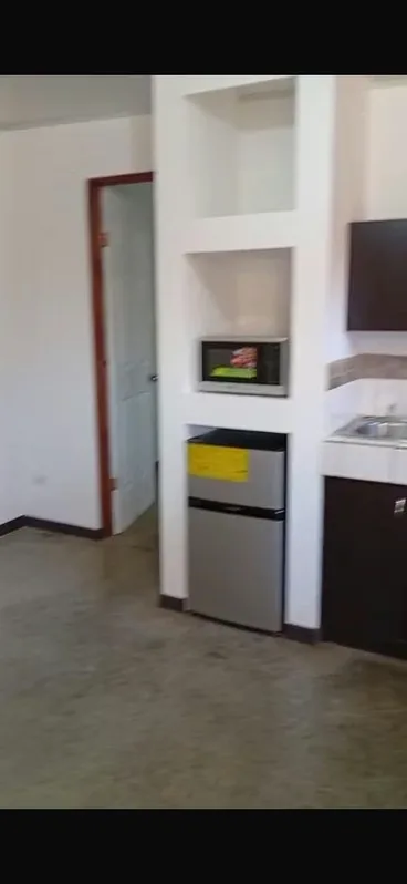 Está ubicado de la Torre Universal en Sabana Sur, 300 metros al Sur y 250 metros Oeste, detrás del parqueo del Tenis Club, tiene una habitación, un Baño, mueble de cocina, ...
