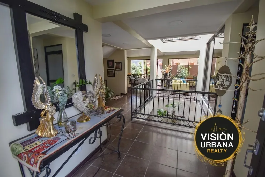 House at the Condominio Francosta in Heredia, the same has a land of 312m2 and a construction of 378m2 on three levels that are distributed as follows: