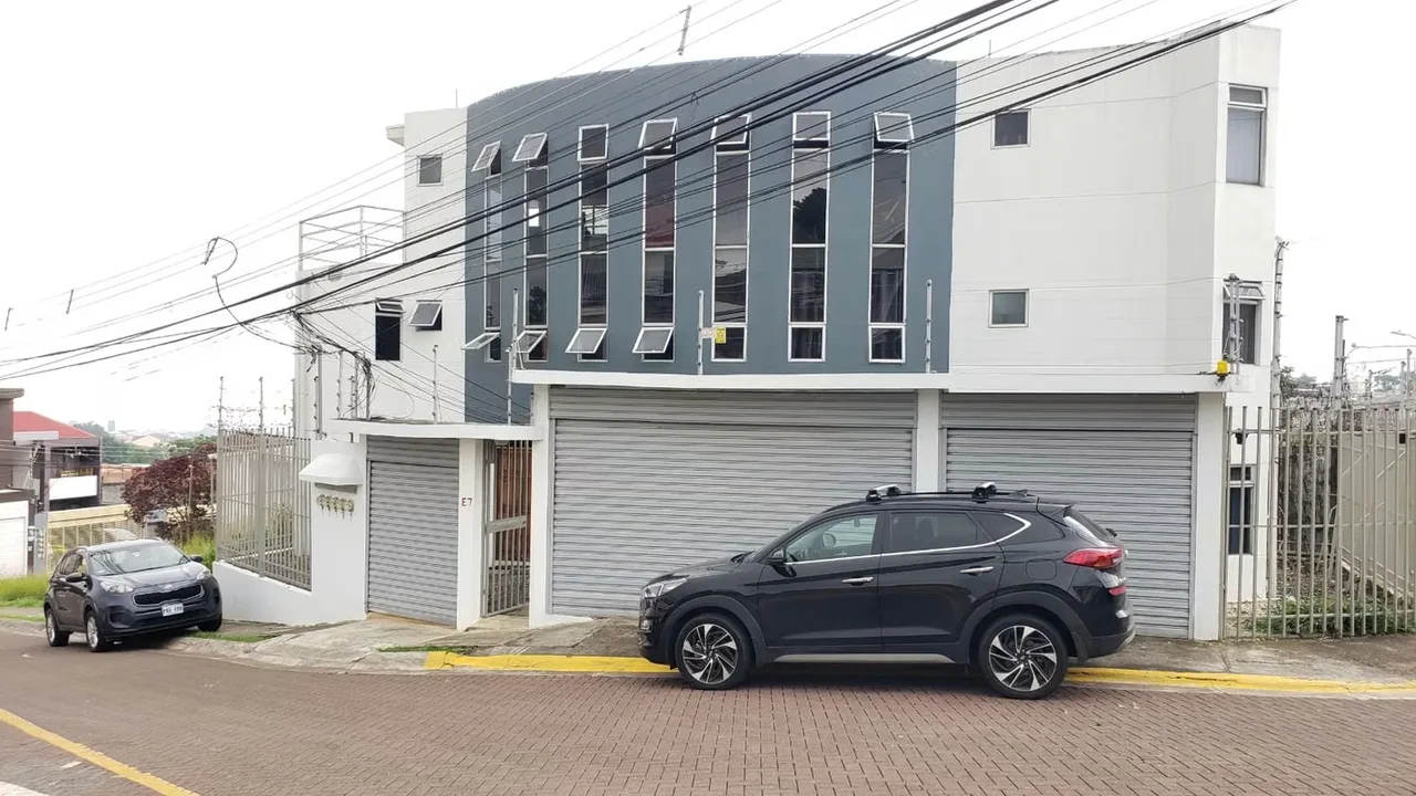 Se alquila apartamento en segundo piso ubicado en un residencial en San Pablo de Heredia, con vigilancia diurna.