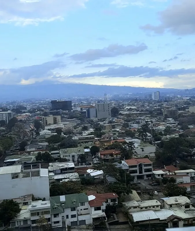 ¡Oportunidad de Inversión y Estilo de Vida! Apartamento NUEVO Esquinero Amoblado en Los Yoses | Vistas de 180° & Máximo Silencio, photo 2